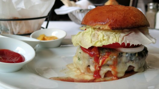 CAPITAL GRILL burger completa